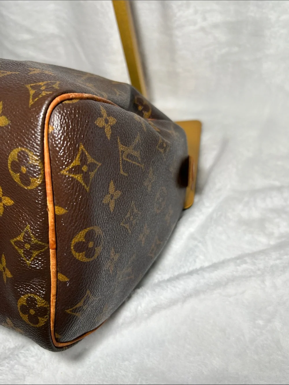 420. Louis Vuitton Monogram Speedy 25 w/coa